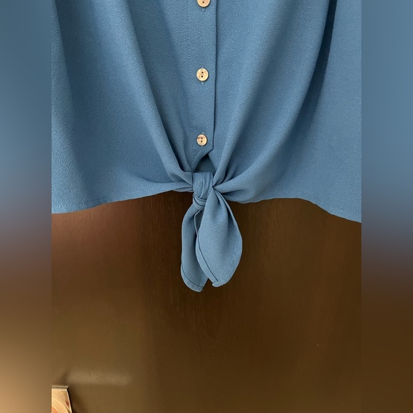 1. STATE Jamisyn Tie Front Top - Large - Picture 5 of 5